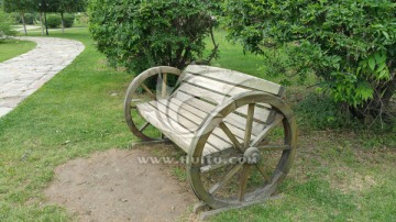 园林里的木头长椅