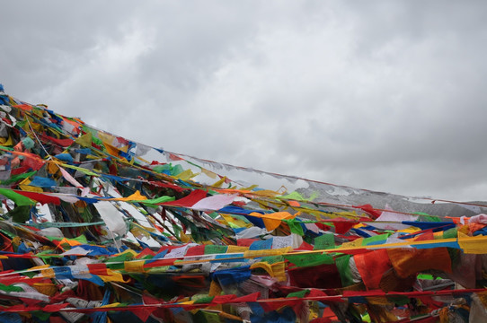 高山雪山五彩经幡风马旗