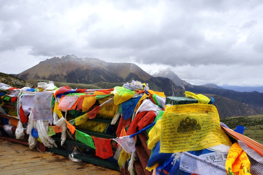 高山雪山五彩经幡风马旗