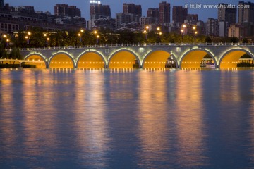 西安曲江池遗址公园黄渠夜景