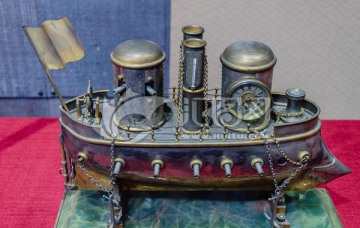 清代铜质汽船式钟表