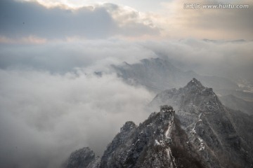 箭扣云海 山峦起伏 冷暖对比