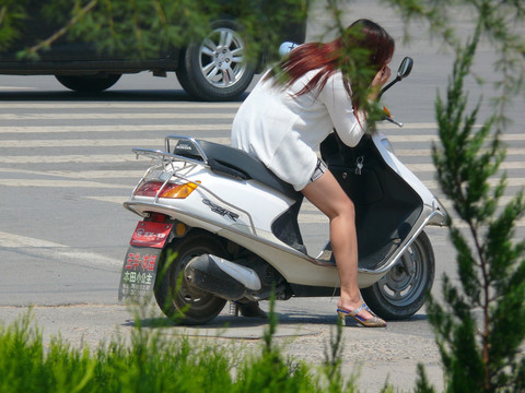 骑摩托车的女人