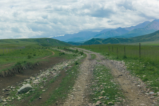 祁连山山丹草原道路