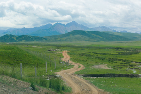 祁连山山丹草原道路