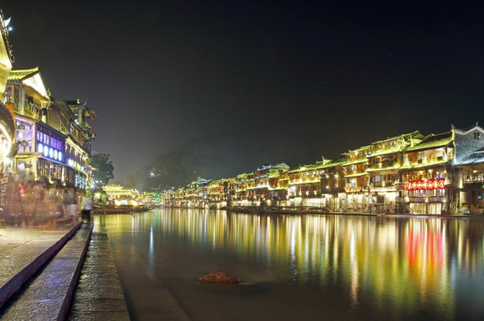 凤凰沱江夜景