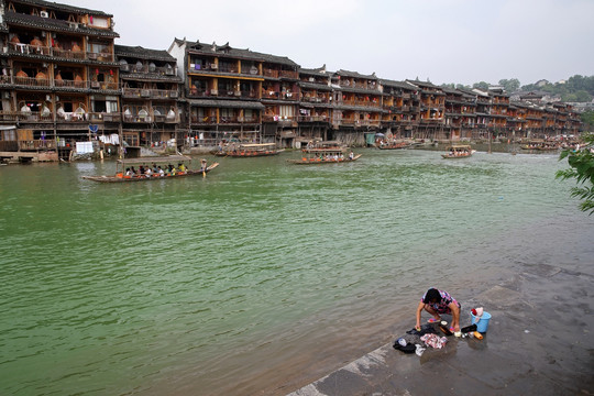 凤凰沱江河畔