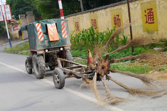 扫公路的拖拉机