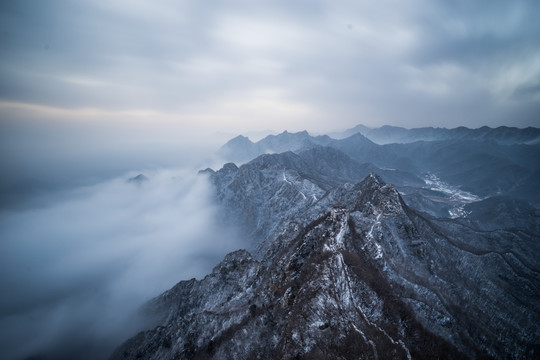 箭扣云海 山峦起伏 暮色苍茫