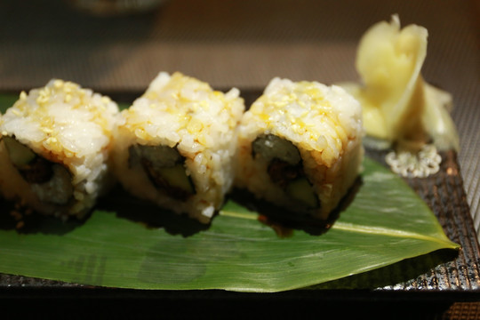 鱼皮卷寿司
