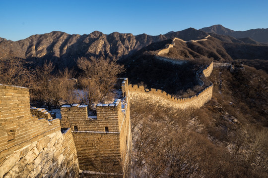 箭扣残雪 明暗对比 城墙