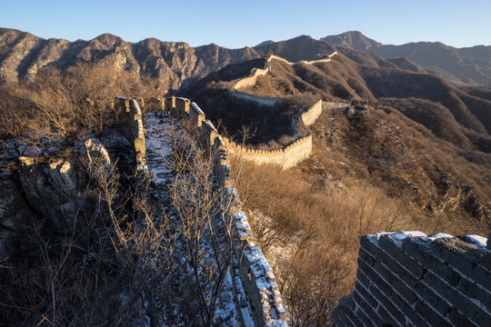 箭扣残雪 城墙 山峦起伏