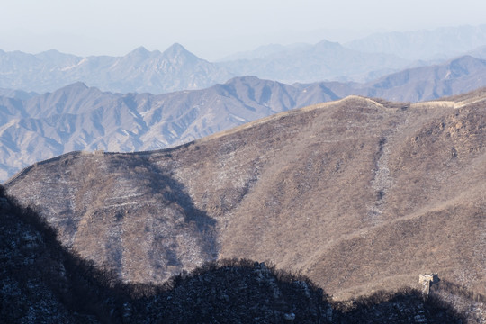 箭扣残雪 城墙 山峦起伏