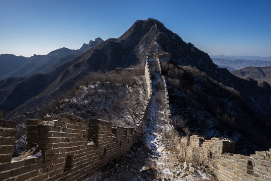 箭扣残雪 城墙 山峦起伏