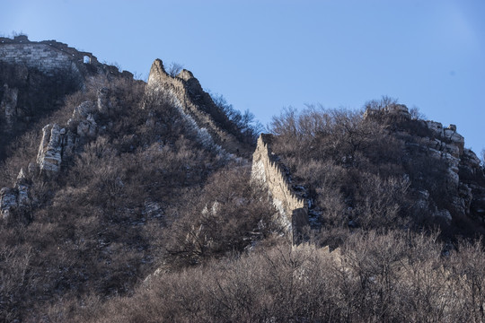 箭扣残雪 城墙 山峦起伏