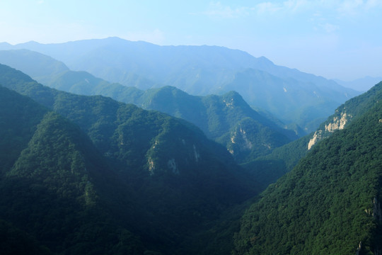 崇山峻岭