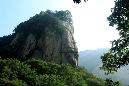 崇山峻岭