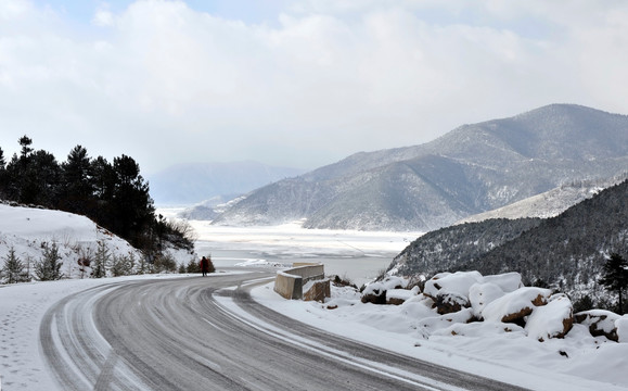 雪后路辙