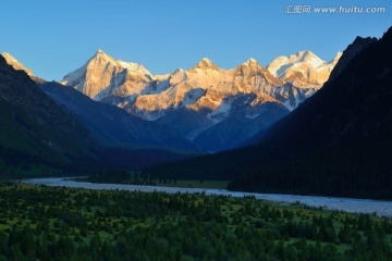 木扎尔特雪山 日照金山 高清