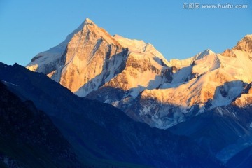 木扎尔特雪山 日照金山 高清