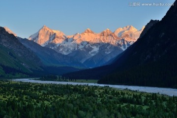 木扎尔特雪山 日照金山 高清