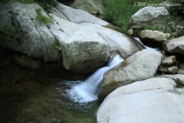 小溪瀑布
