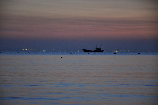 暮色中的大海渔船