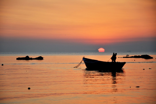 夕阳下的大海渔船