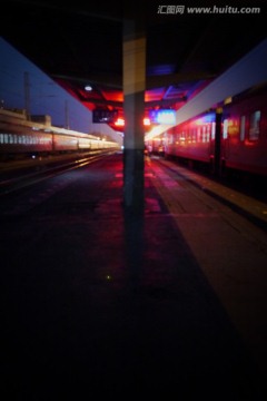 夜晚的火车站台