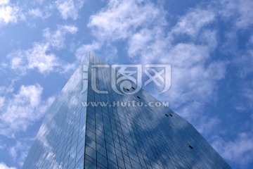 蓝天白云及玻璃幕墙建筑