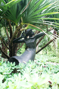 少女 雕像 丛林