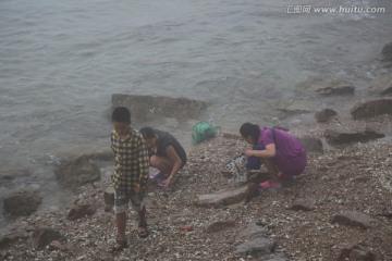 海边 捡贝壳