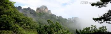 白雾氤氲的黄山