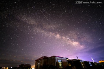 英仙流星雨期间青海湖的银河流星