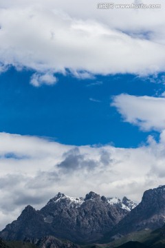 祁连县丹霞地貌公园雪山