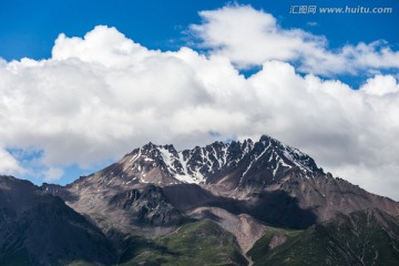 祁连县丹霞地貌公园雪山