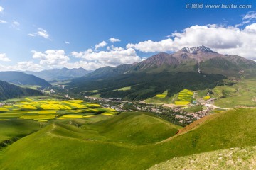 祁连县丹霞地貌公园油菜花海