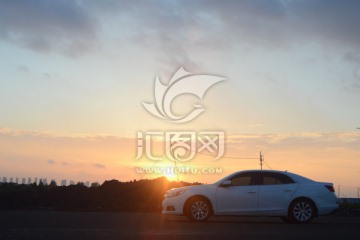 夕阳下的归途