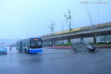 下暴雨