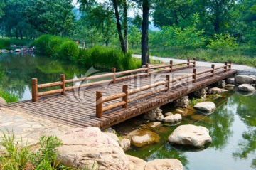 小溪上的木桥