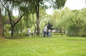 秋天公園里游戲的老人和孩子