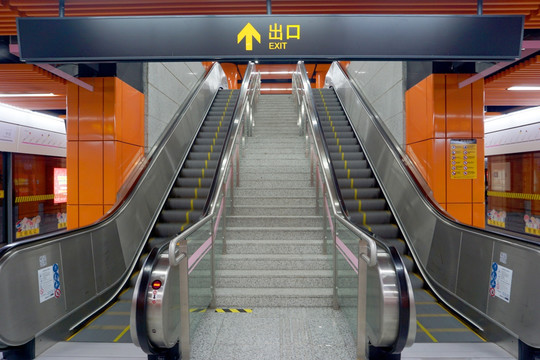 地铁站内景 自动扶梯
