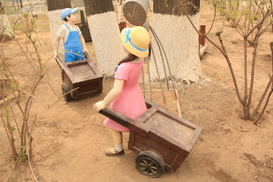 公園卡通男孩女孩推小車