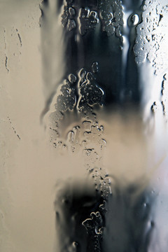 玻璃窗外的雨流