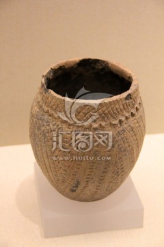 刻花纹橄榄型陶罐