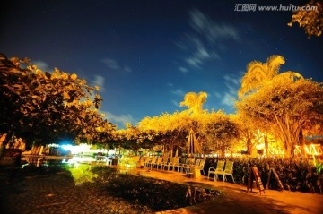 夜空里的露天游泳池