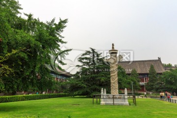 北京大学办公楼草坪华表