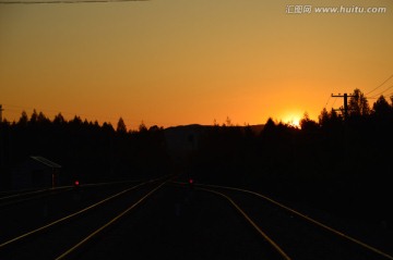 夜幕下的铁路