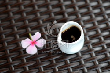 咖啡和小花