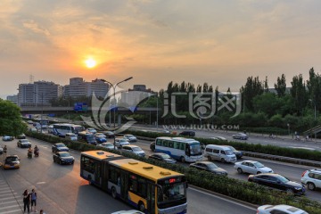 北京四环西路街景车流夕阳彩霞